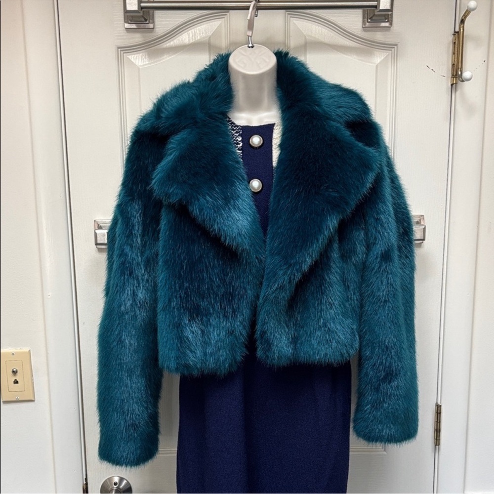 Michael Kors luxurious faux fur cropped jacket - Picture 4 of 10